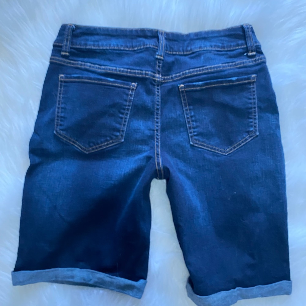 TIME AND TRU Bermuda Jean Shorts. Mid-Rise. Destruction. Size 6. - Picture 2 of 3
